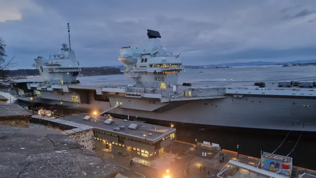 HMS Queen Elizabeth (R08) fortøyd i Oslo Havn