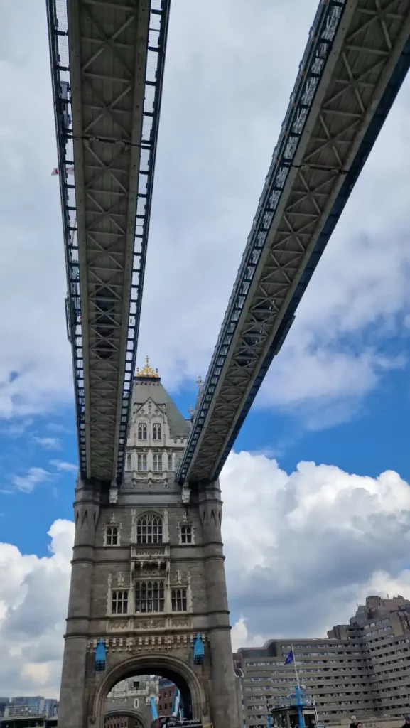 Tower Bridge sitt 65 meter høye tårn