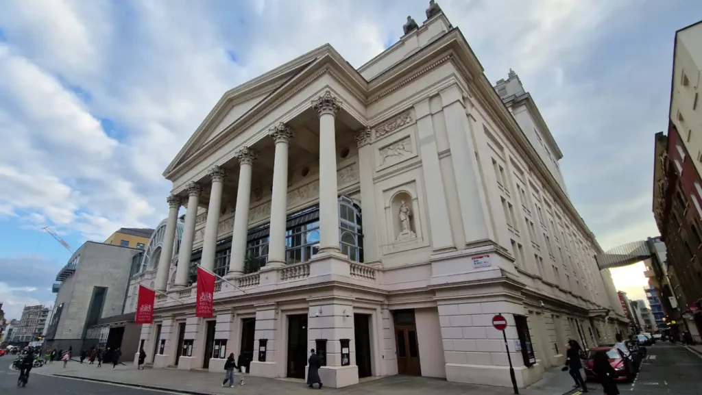 Hovedinngangen til Royal Opera House i Bow Street