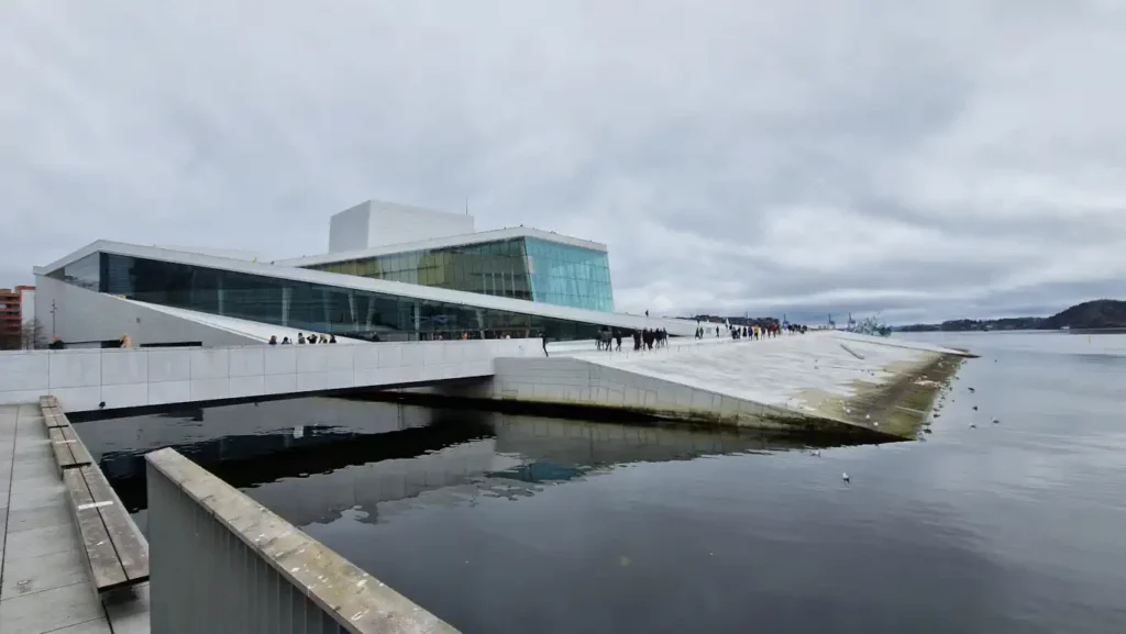 Operahuset stiger opp av Oslofjorden