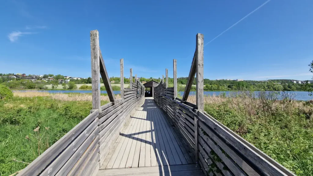 Gangbroen til Østensjøvannets fugleobservasjonsbu