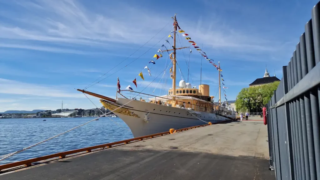Kongeskipet Dannebrog ved Skur 38 i Oslo Havn