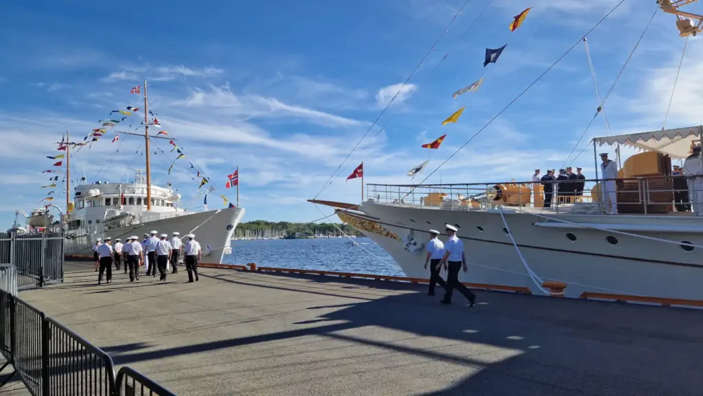 Kongeskipet Dannebrog og kongeskipet Norge baug mot baug i Oslo Havn