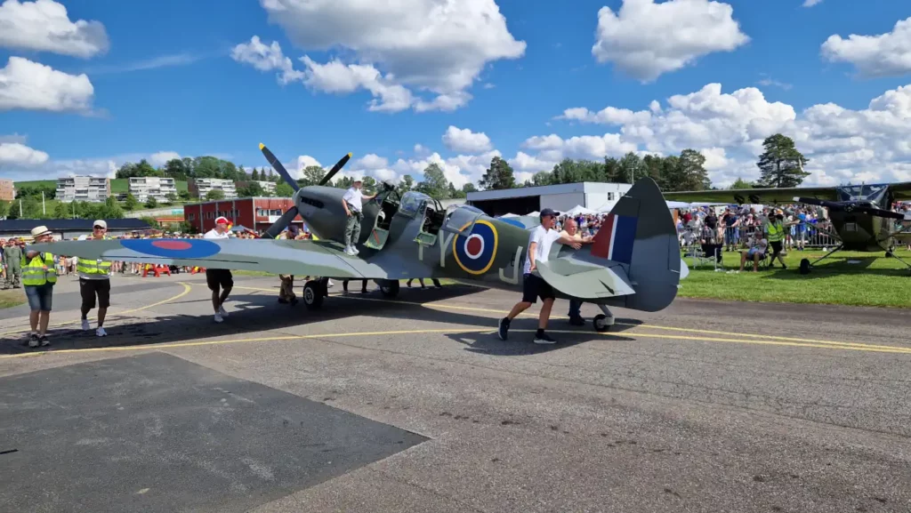 Toseters Spitfire mark IX og en Broussard