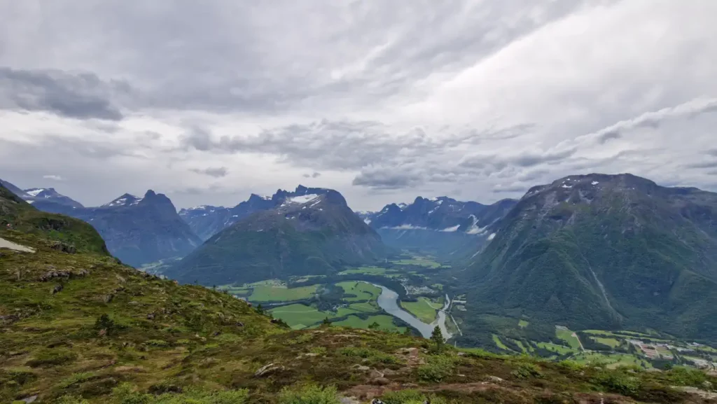 Utsikt fra Nesaksla mot Trollveggen og Trollstigen