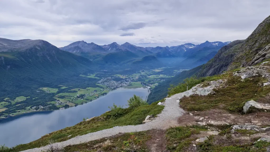 Utsikt fra Nesaksla mot Isfjorden