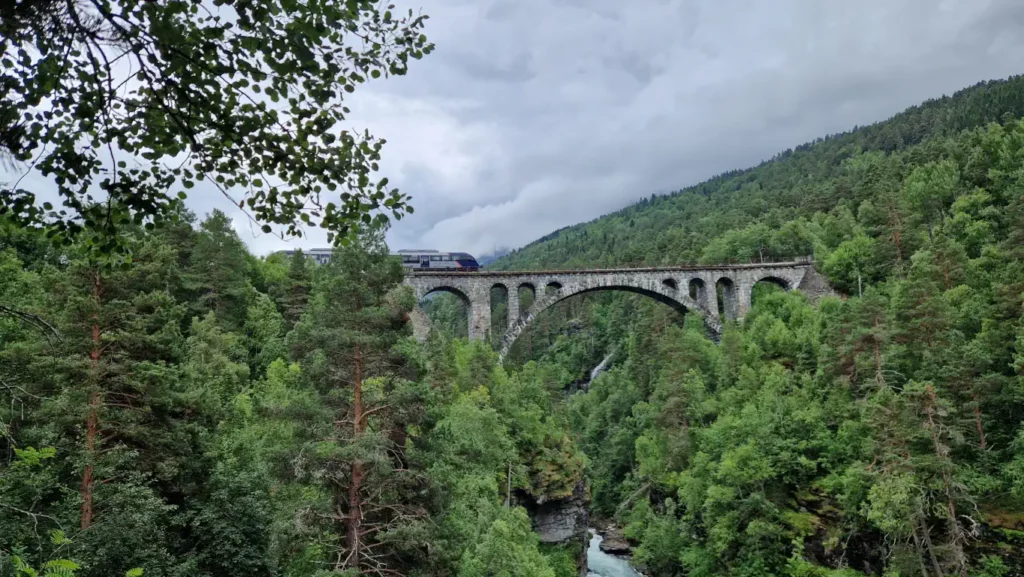 Tog fra Åndalsnes på Kyllingbrua