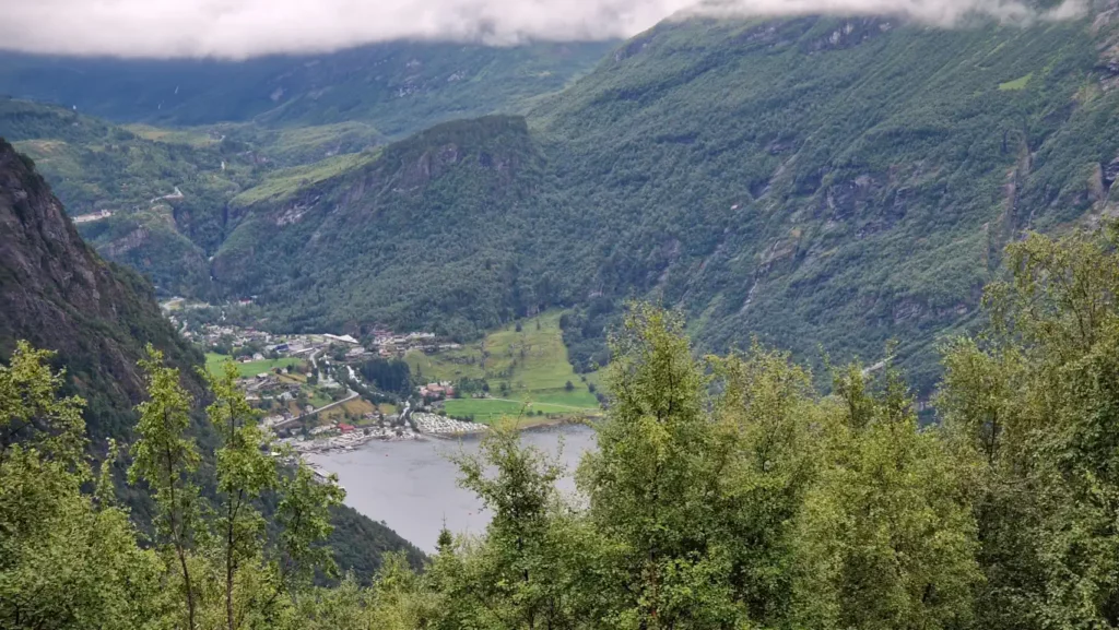 Utsikt over Geiranger fra Korsmyra