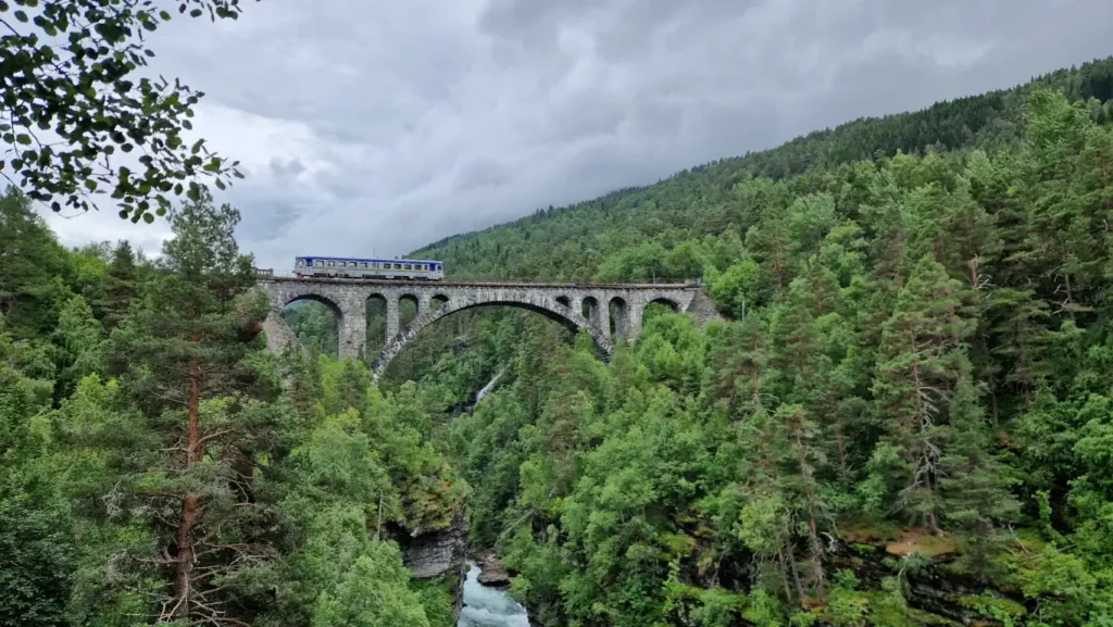 Tog fra Dombås på Kyllingbrua