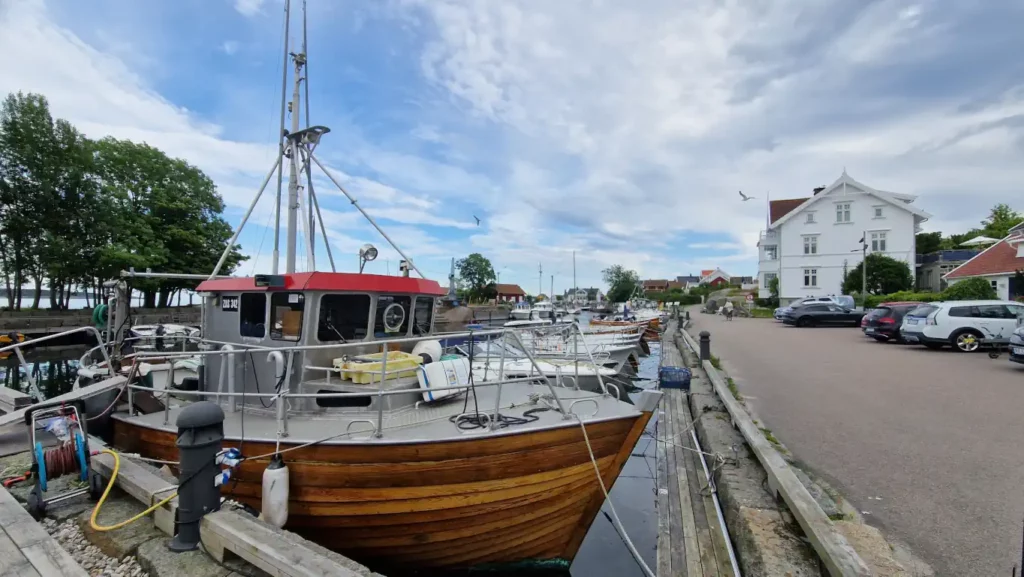 Trebåt fortøyd ved Blåbakken i Nevlunghavn