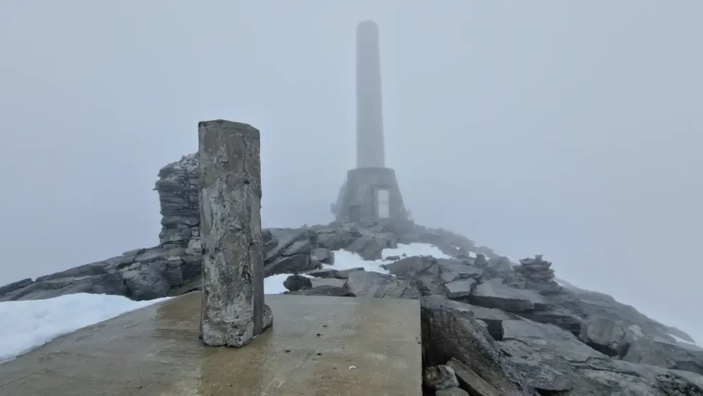 Militær radiostasjon på Snøhetta