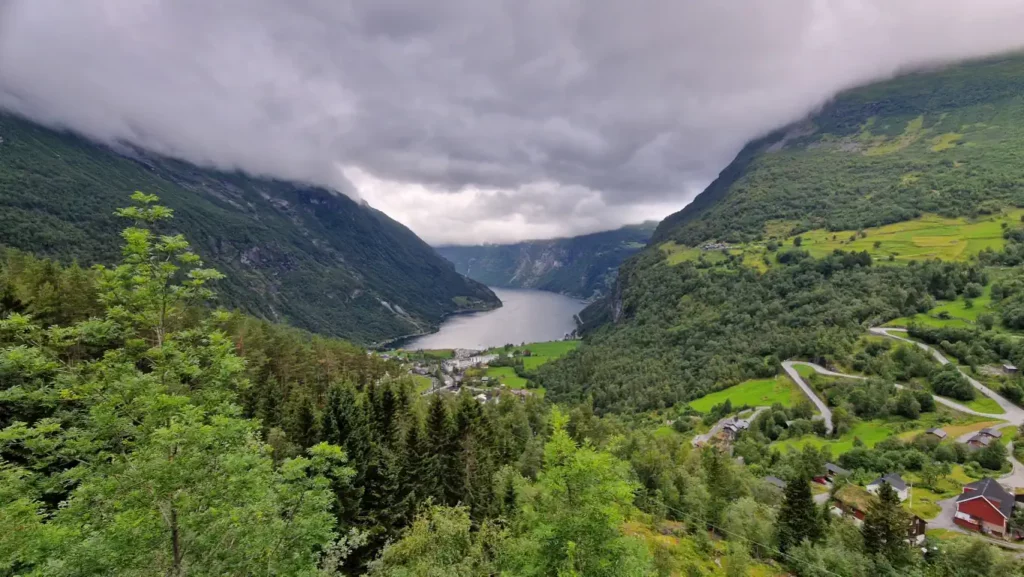 Geirangerfjorden sett fra Flydalsjuvet