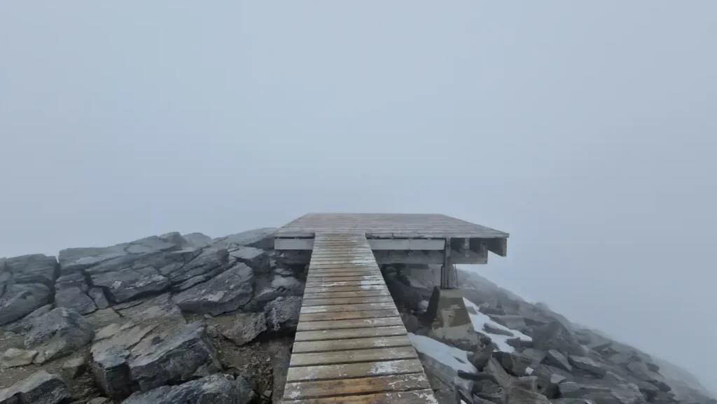 Traversen mellom hovedtoppen og vesttoppen på Snøhetta i tåke