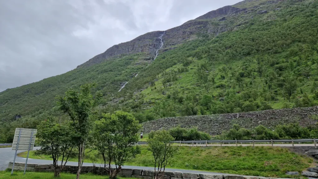 Vårstigen rasteplass i Drivdalen