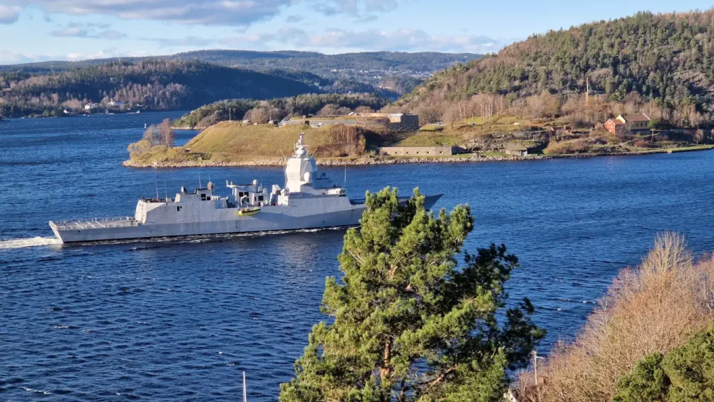 KNM Thor Heyerdahl utenfor Oscarsborg festning