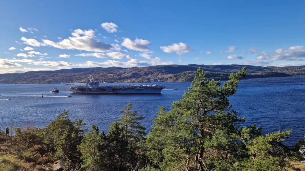 USS Harry S. Truman i innseilingen til Drøbaksundet