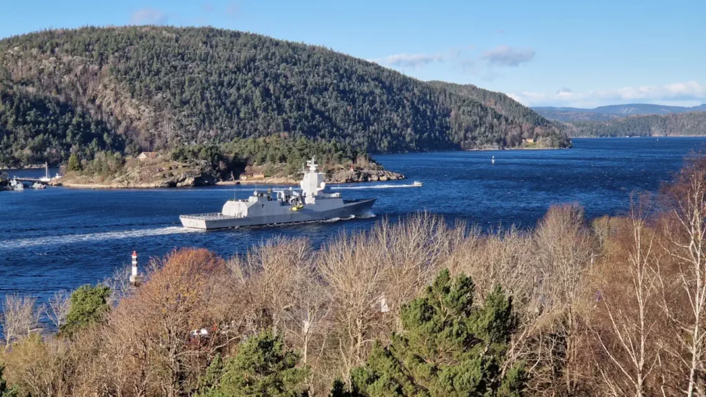 KNM Thor Heyerdahl utenfor Oscarsborg