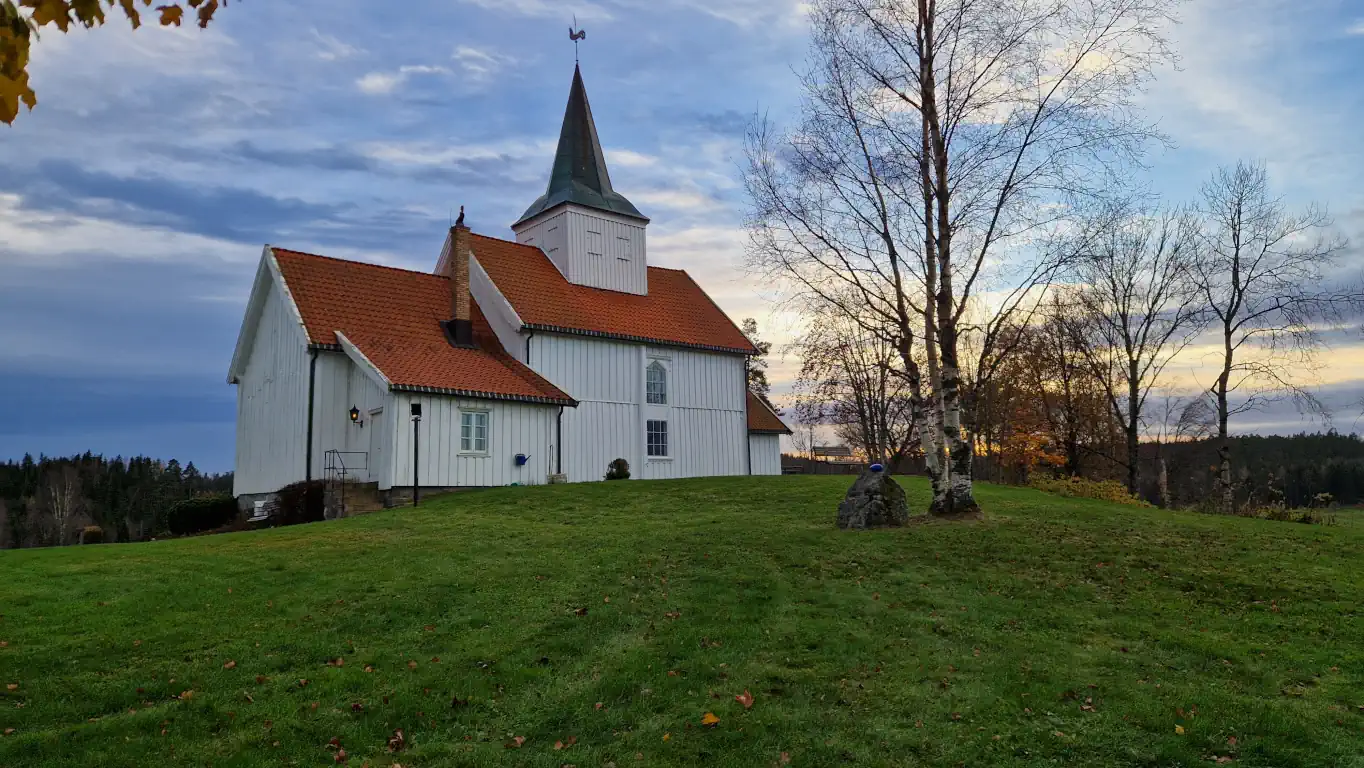 Høstbilde av Mari kirke