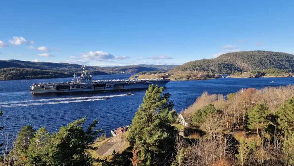 USS Harry S. Truman i Drøbaksundet utenfor Oscarsborg