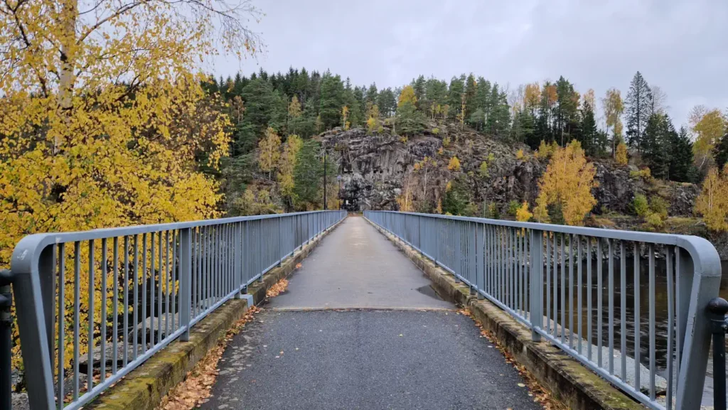 Gamle Fossum bru (gangbroen) sett mot Fossum brogalleri